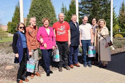 Geranoriškumas: Aurelijos Makūnienės labdaros ir paramos fondo direktorė A. Makūnienė (trečia iš kairės) pakaunės gyventojams pati perdavė išpildytas svajones.