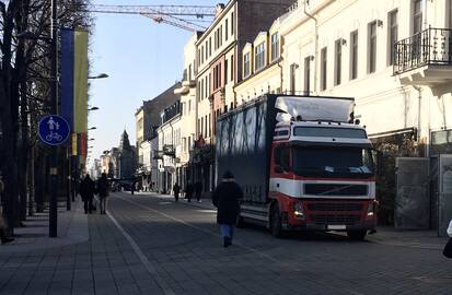  Užfiksavo: kauniečiai pastebėjo Laisvės alėjoje stovinčią sunkiasvorę transporto priemonę, galinčią sulaužyti granito dangą.