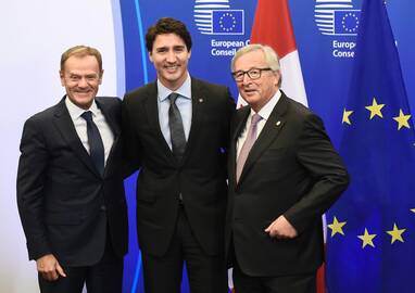 Donaldas Tuskas, Justinas Trudeau ir Jeanas-Claude'as Junckeris 