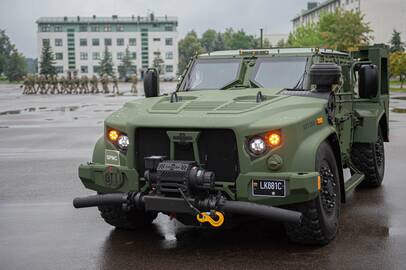 Galimybės: Lietuvos kariuomenės arsenalą papildęs visureigis JLTV geru keliu gali riedėti 180 km/val. greičiu.