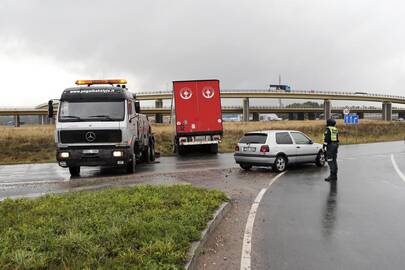 Realybė: ties įvaža iš Vilniaus plento esančių keturių kelio ženklų, nurodančių, kaip eismas turi vykti Jakų žiedinėje sankryžoje, nemato didžioji dauguma vairuotojų. Iš pirmos eismo juostos į antrą arba net trečią juostą šioje vietoje rikiuojasi kas antr