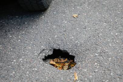 Grėsmė: vairuotojai baiminasi, kad atsivėrusi ir vis gilėjanti smegduobė gali kelti pavojų eismo saugumui.