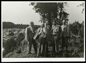 Nežinomo fotografo 1937 m. Birštone įamžinti penki XXVII knygos mėgėjų draugijos nariai. Iš kairės - advokatas Vilhelmas Burkevičius, Kazys Bizauskas, advokatas Viktoras Cimkauskas, pulkininkas Vytautas Steponaitis, Paulius Galaunė. 