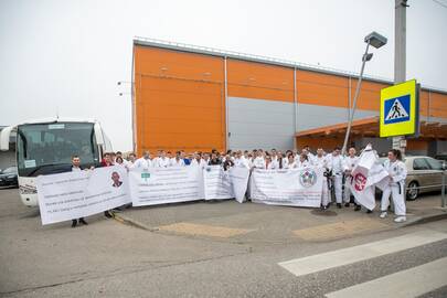 Akcija: protestuotojai savo reikalavimus išreiškė ne vien varžybų salėje, bet ir gatvėje.