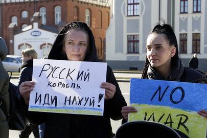 Protestas: prie Rusijos konsulato susirinkusios klaipėdietės rankose laikė plakatus su visam pasauliui atpažįstama fraze, skirta rusų kariniam laivui.