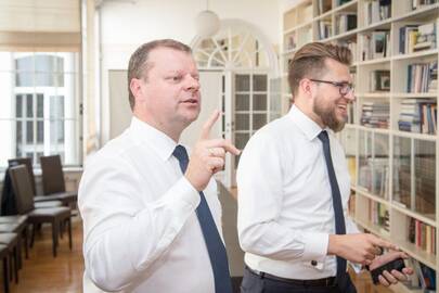 Saulius Skvernelis (kairėje) ir Lukas Savickas (dešinėje)