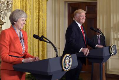 Theresa May (kairėje) ir Donaldas Trumpas (dešinėje)