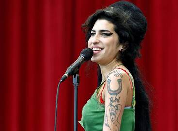 2011 metais savo namuose Londone rasta negyva 27 metų „Grammy“ apdovanota britų soulo dainininkė Amy Winehouse (Eimi Vainhaus), kurios priklausomybė nuo alkoholio ir narkotikų buvo užtemdžiusi jos ypatingą balsą.