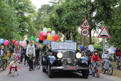 Tradicija: kurorto gegužinė visuomet prasideda senųjų automobilių ir dviratukų paradu.