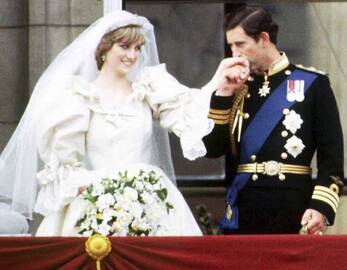 1981 — Anglijos Princas Charles ir ledi Diana Spencer paskelbė apie savo sužieduotuves.