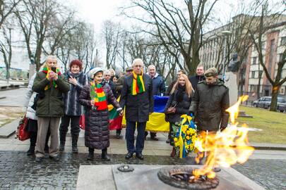 Pagerbė: prie Nežinomo kareivio kapo Ukrainos vėliavos spalvomis pražydo ambasadoriaus (centre) ir karo atašė (pirmas iš dešinės) atneštas gėlių krepšelis. 