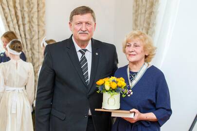 Pagerbė: Kauno rajono vicemeras Antanas Nesteckis gydytojai M.Karvovskienei įteikė savivaldybės medalį (pasižymėjimo ženklą).