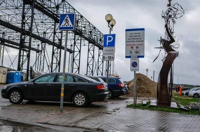 Sprendimas: ženklai vienas kitam neprieštarauja, nuo 22 val. čia iš tiesų draudžiama stovėti.