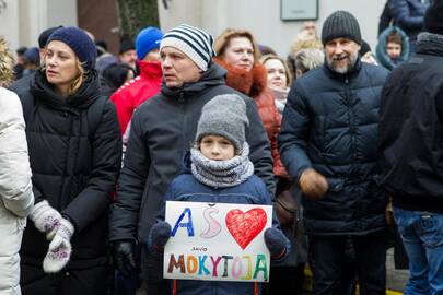 Kovoja: viešajame sektoriuje dirbančių mokytojų, medikų ir gyventojų saugumą užtikrinančių pareigūnų nepasitenkinimas per mažais atlyginimais gana dažnai išsirutulioja į streikus bei protestus.