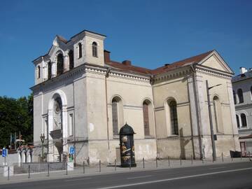 Žymės: ant šventovės mūro – sudėtingos jos istorijos pėdsakai.