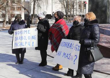 Dėmesys: neapsikentę situacijos, paukštynų darbuotojai surengė protesto akciją prie Vyriausybės.