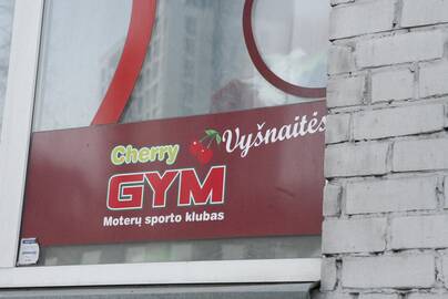 Angliškas sporto klubo pavadinimas "Cherry gym" turėjo būti pakeistas į lietuvišką – "Vyšnaitės".