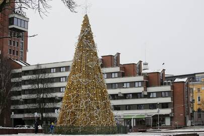 Neįtiko: šiemet kalėdinės eglutės, panašios kaip pernai, Atgimimo aikštėje nebus, nes konkurse dalyvavusių įmonių pasiūlymai miestui neįtiko.