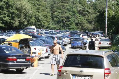 Srautas: šį sezoną buvo nemažai dienų, kai paplūdimių prieigose esančios aikštelės buvo pilnos.