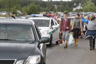 Eilės: organizatoriai žada, jog bus dedamos visos pastangos, siekiant sumažinti Karklės festivalio link riedančių automobilių spūstis.