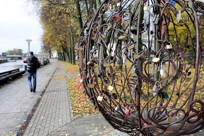 Tradicija: spynų ant  "Meilės medžio" gausėja, tačiau jų vis dar yra ir ant Biržos tilto.