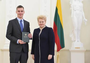 Pasiekimas: Klaipėdos suaugusiųjų gimnazijos mokinį T.Girtą sveikino Prezidentė Dalia Grybauskaitė.