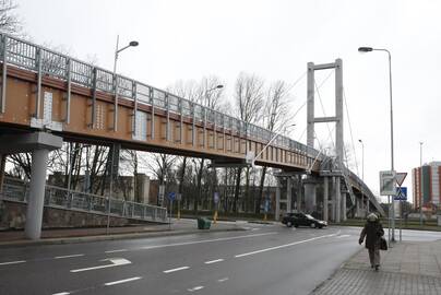 Situacija: nors pritaikytos laikinosios apsaugos priemonės, įspėjimai pėstiesiems prie tilto niekur nedingo.