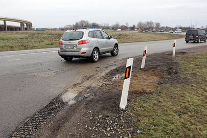 Žala: šioje Jakų žiedinės sankryžos vietoje esančioje duobėje automobilius apgadino ne vienas vairuotojas.