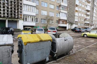  Situacija: Naujakiemio gatvėje gyvenanti klaipėdietė skundėsi negalinti praverti langų, nes netoli namo stovintys konteineriai skleidžia nemalonų kvapą.