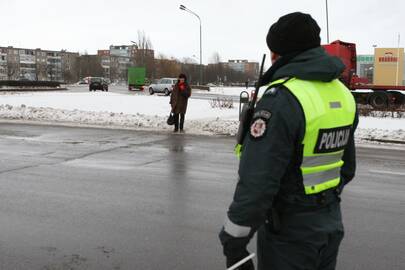 Reidas: net kitapus gatvės stovintys policininkai nesustabdo nevietoje per gatvę einančių žmonių.