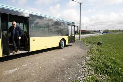 Nepatogumai: Tauralaukio gyventojai guodžiasi, kad autobuso turi laukti purvyne.