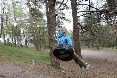 Gyventojų įrengtos sūpuoklės džiaugsmą kelia vaikams.