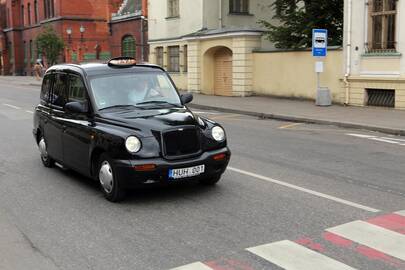 Neįprastas: po miestą važinėjęs seno modelio taksi  sulaukė klaipėdiečių dėmesio.