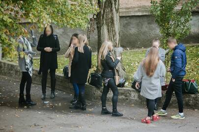 Vieną po kitos sutraukę cigaretes moksleiviai nuorūkas meta ten pat, kur ir stovi.