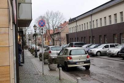 Kai kuriose gatvėse ir pastatyti automobilių stovėjimą draudžiantys ženklai vairuotojams nė motais.