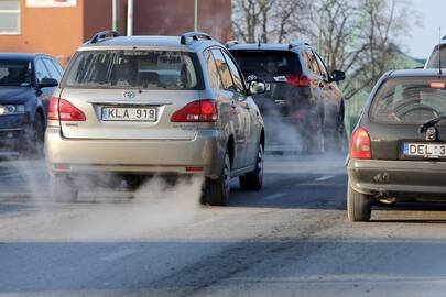 Priemonės: labiausiai orą kietosiomis dalelėmis teršia krosnys ir automobiliai.