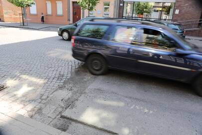 Darbai: Liepų gatvėje lyginami asfalto dangos ir akmeninio grindinio sujungimai.