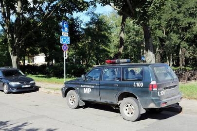 Nuostaba: prieš ženklą, draudžiantį stovėti, pastatę automobilį Karo policininkai įstatymui nenusižengė.