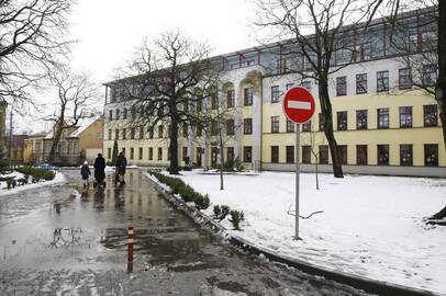 Situacija: rytais prie S.Dacho progimnazijos ir kitų ugdymo įstaigų įsivyrauja chaosas – tėvai kone kasdien pažeidžia Kelių eismo taisykles.