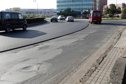 Smalsu: kai kurie vairuotojai stebėjosi, kodėl Baltijos prospekto ir Šilutės plento žiedinėje sankryžoje keičiami borteliai, o Baltijos ir Taikos prospektų – ne.