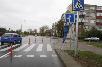 Nesusipratimas: nusukę į dešinę vairuotojai atsidurdavo į šaligatvį. Klaidinančius kelio ženklus darbininkai pašalino pirmadienį.