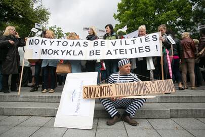 Rūpestis: pedagogai labai sunerimę dėl naujos mokytojų etatinio darbo užmokesčio sistemos, kuri įsigalės jau nuo šių metų rugsėjo.