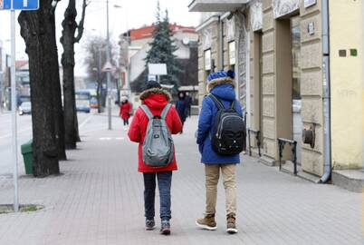 Pasekmės: tuo metu, kai pedagogai streikuoja, rytais miesto gatvėse galima sutikti pamokų nelankančius vaikus.