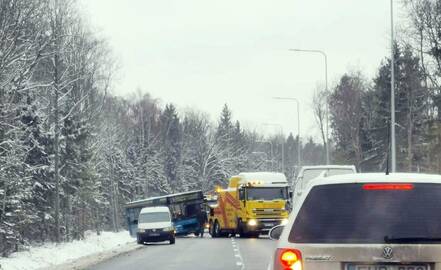 Pagalba: ant slidaus kelio neišsilaikiusį autobusą kranas iš griovio ištraukė tik pirmadienį.