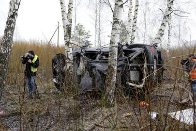 Pasekmės: neabejojama, kad 70 metrų nuo kelio nuskriejęs automobilis nevažiavo 50 kilometrų per valandą greičiu.