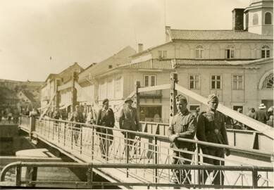 1939 m. pavasarį nacių užimta Klaipėda vokiečiams beveik iki pat Antrojo pasaulinio karo pabaigos tapo ramybės oaze, kur iš fronto atvykdavo pailsėti mūšių nualinti reicho kariškiai (Biržos tiltas, 1940-ieji).