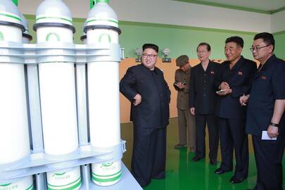 Kim Jong-Unas (viduryje)