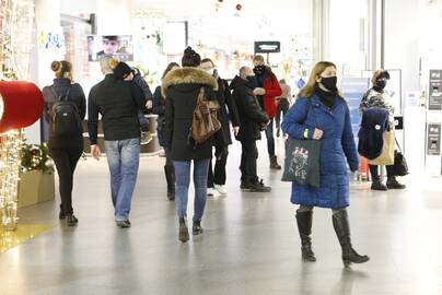 Keičiasi: nors kaukės tapo tik rekomenduojamos, kitų saugumo reikalavimų laikytis vis tiek privaloma.