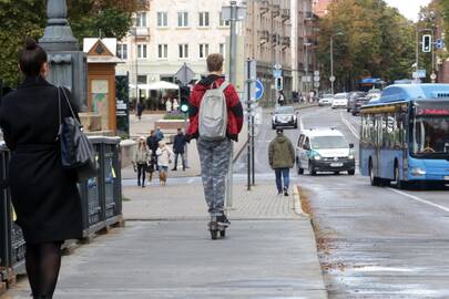 Priminimas: važiuoti paspirtuku mieste galima, o jį vežtis autobuse – tik išimtiniais atvejais.