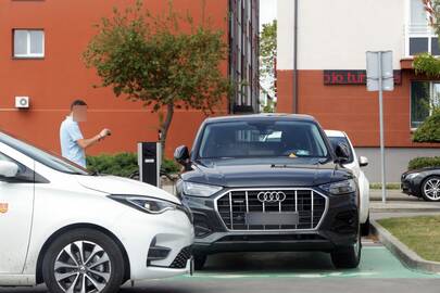 Nemalonumai: netoli „Vaidilos“ skvero automobilį pasistatęs vairuotojas gavo baudą veikiausiai dėl to, kad pamiršo susimokėti už stovėjimą.